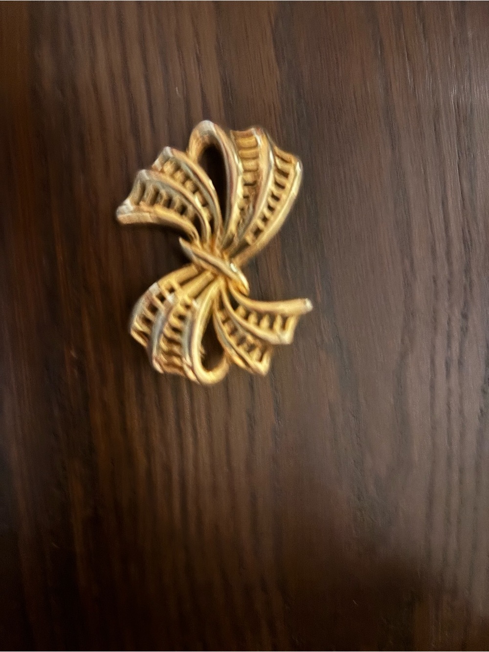 Gold Bow-Style Women’s Brooch - Elegant Ribbon Pin